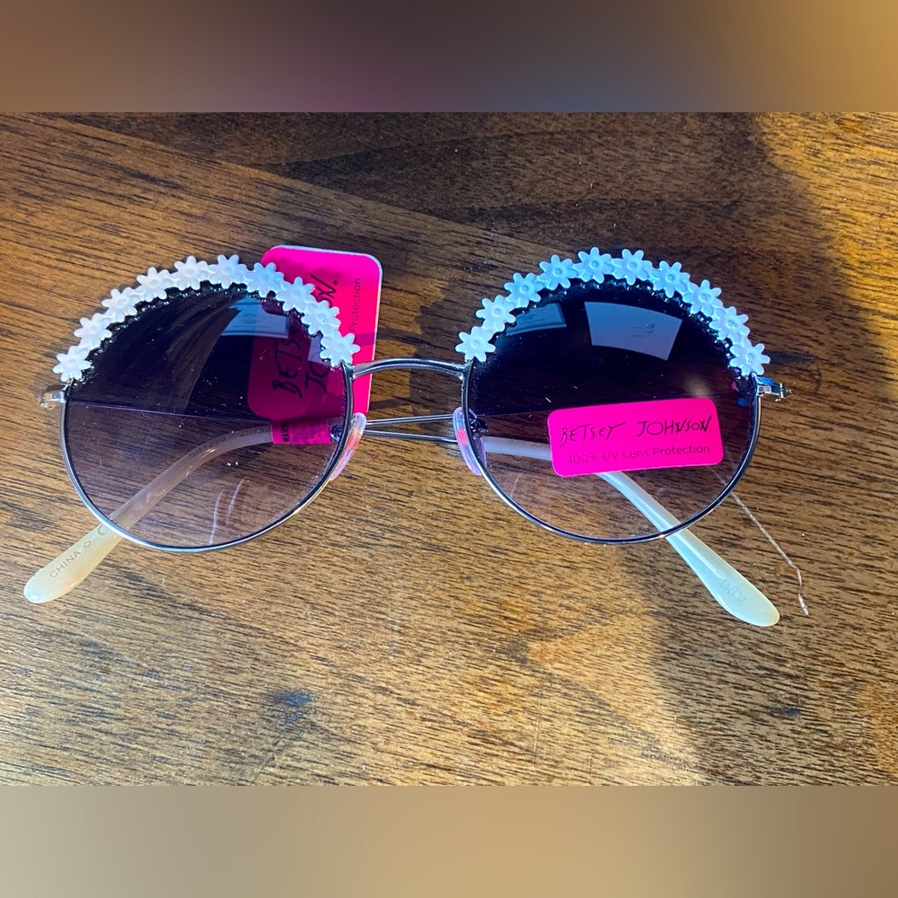 SALE! BETSEY JOHNSON Daisy sunglasses with original tag